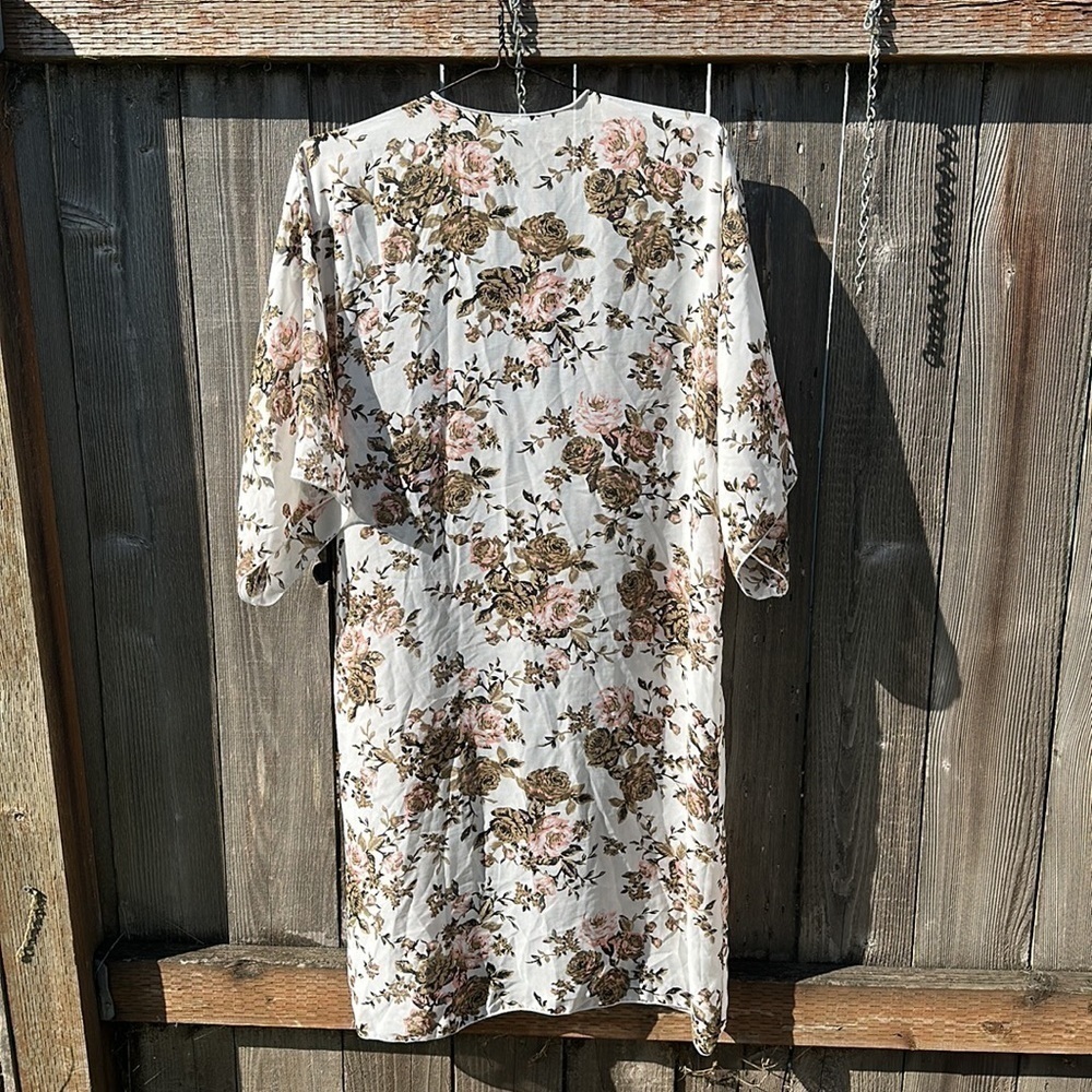 CHARLOTTE Russe Floral Kimono- Women’s Size Medium - Picture 3 of 7